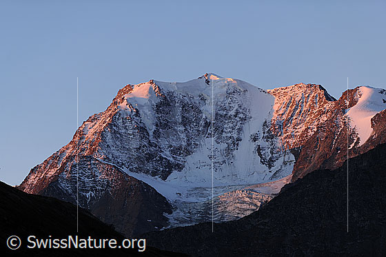 Foto: Fletschhorn im Morgenlicht.
Im Aufstieg zum Spitzhorli mit Morgenstimmung am Fletschhorn.
Davor der Rossbodegletscher.