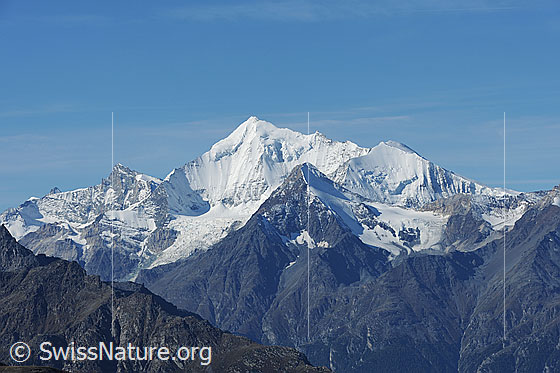 Foto: Zinalrothorn, Weisshorn und Bishorn vom Spitzhorli. Vorgelagert: Brunegghorn. 
Das Weisshorn ist der zweithöchste ganz in der Schweiz liegenden Berge. Woher sein Name stammt, ist auf dem Foto gut zu sehen.