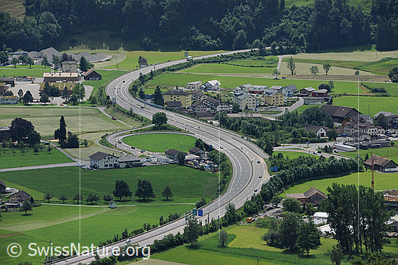 Foto: Mobilität und Infrastruktur: Autobahn und Autobahnausfahrt bei Schwyz.