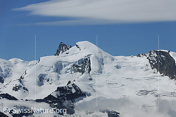 Foto: Rimpfischhorn und Allalinhorn mit Wolkenfeld.
Gletscher: Feegletscher