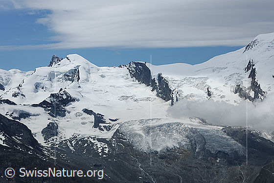 Foto: Allalinhorn und Feegletscher.
Über der Gletscherlandschaft liegt ein Wolkenfeld.