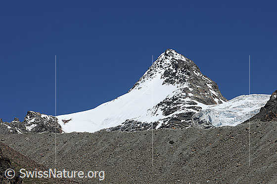 Foto: Fletschhorn und Fletschhorngletscher mit Abbruch.
Im Vordergrund verläuft eine Moräne.