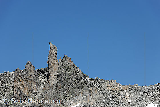 Foto: Kamel. 
Kletterberg mit Felsturm und Felsspitze.