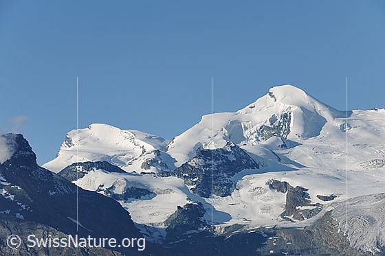 Foto: Strahlhorn und Allalinhorn.
Gletscher: Chessjengletscher (unten von links bis zum Felsriegel rechts der Bildmitte) - Feegletscher (Rechts und oberhalb des Felsriegels).