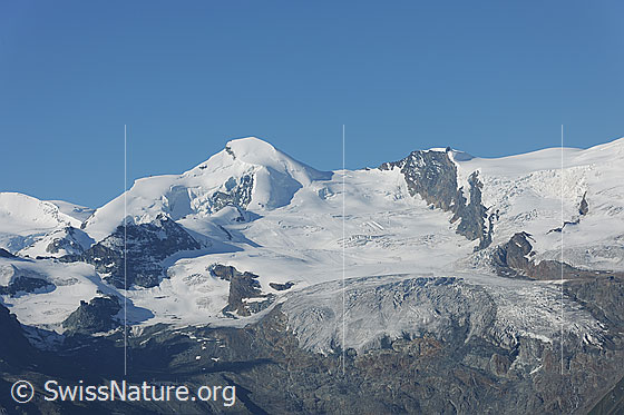 Foto: Allalinhorn und Feegletscher. Darüber ist wolkenloser, blauer Himmel zu sehen.
Gletscher: Chessjengletscher (unten von links bis zum Felsriegel links der Bildmitte) - Feegletscher (Rechts und oberhalb des Felsriegels).