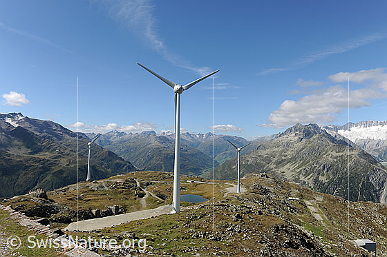 Foto: Windkraftanlage in den Alpen (erneuerbare Energie).
Windpark Gütsch, Andermatt.