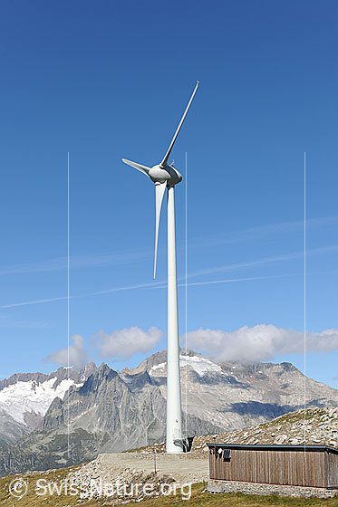 Foto: Windkraft in den Schweizer Alpen.
Windturbine der Windenergieanlage Gütsch, Andermatt.