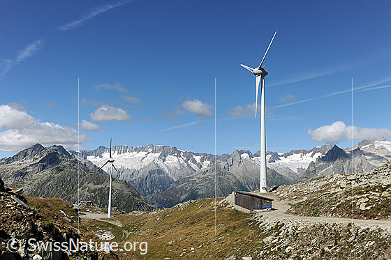 Foto: Windenergie aus den Schweizer Alpen (erneuerbare Energie).
Windpark Gütsch, Andermatt, mit Dammastock im Hintergrund.