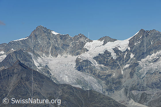Foto: Zinalrothorn, Schalihorn und Hohlichtgletscher.
Zu sehen sind auch Pointe Sud de Moming und Pointe Nord de Moming. Vorne links das Mettelhorn.
Gletscher: Hohlichtgletscher (links) und Ausläufer des Schaligletschers (rechts). Z.T. wird der Gletscher links vom Schalihorn in mehrere Gletscher unterteilt (Pointe Nord de Moming-SE, Hohlichtpass-S und Schalihorn-S).