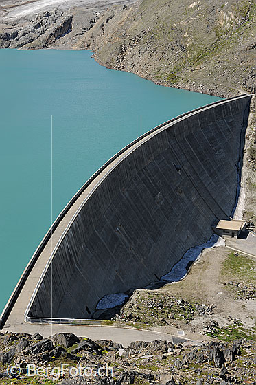 Foto: Bogenstaumauer und Stausee (Griessee)