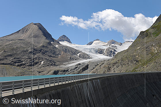 Foto: Griessee (Stausee), Griesgletscher, Bättelmatthorn und Blinnenhorn. Blick über die Staumauer.