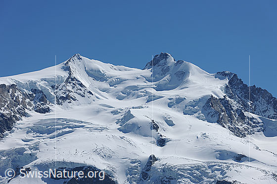 Foto: Nordend und Dufourspitze. Im Vordergrund der Monte Rosagletscher.