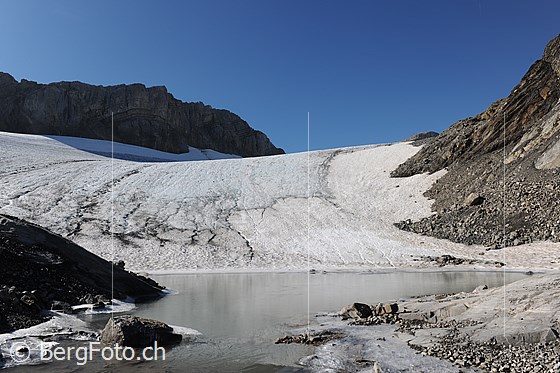 Foto: Gletschersee und Chilchligletscher.
