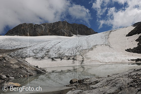Foto: Gletschersee mit Spiegelung des Chilchligletschers.

