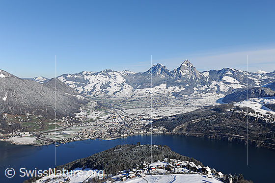 Foto: Grosser Mythen, Kleiner Mythen und Schwyz.
Blick von Seelisberg über den Vierwaldstättersee zu Grossem und Kleinem Mythen. Am Fuss der Mythen liegt die Stadt Schwyz. Am Ufer des Vierwaldstättersee ist Brunnen zu sehen.