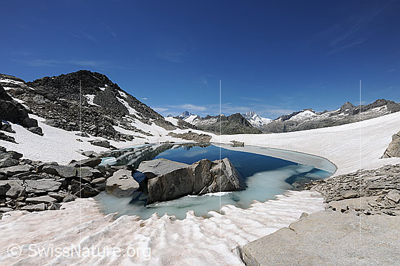 Foto: Bergsee in alpiner Umgebung.