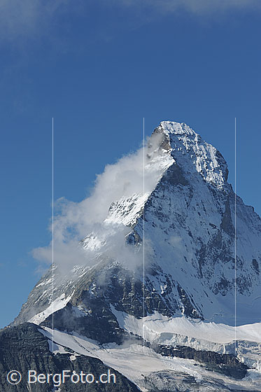 Foto: Matterhorn Hörnligrat (links), Nordwand und Zmuttnase (Rechts). Mit ersten kleinen Quellwolken.