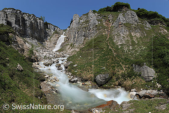 Foto: Wasserfall über Felsstufe aus Dolomit. Langzeitbelichtung.