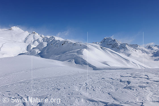 Foto: Schneefahnen an den Gipfeln des hinteren Binntal. Rechts das Ofenhorn.