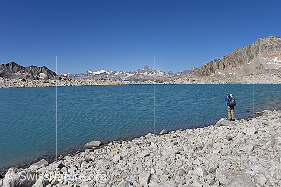 Foto: Alpinistin am einsamen Bergsee.