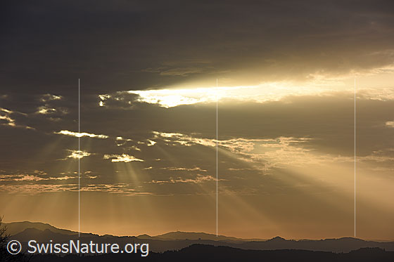 Foto: Sonnenstrahlen dringen durch Wolkendecke.