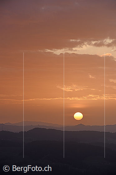 Foto: Sonnenscheibe über dem Horizont.