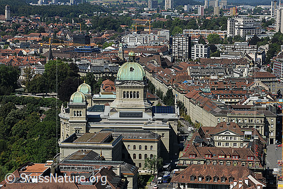 Foto: Blick vom Münster auf das Bundeshaus von Bern.