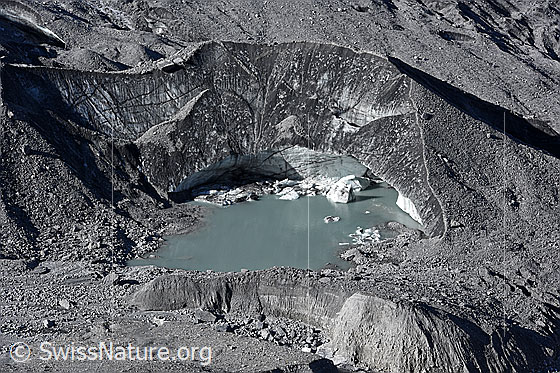 Foto: Gletschersee mit Eisriegel am Gamchigletscher. Randglazialer See.

