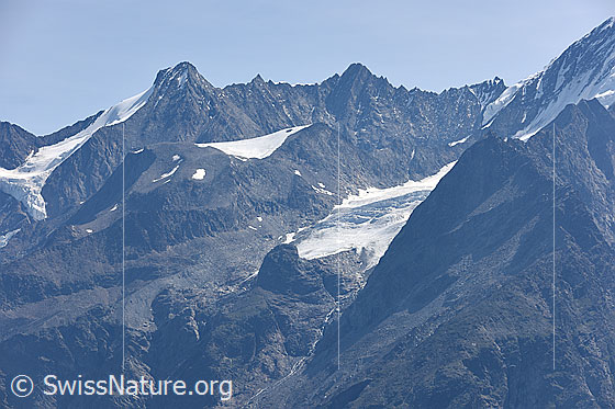 Foto: Dürrenhorn (neu Dirruhorn), Hohberghorn (neu Hobärghorn) und Festigletscher.
Der Felsbuckel vor dem Gletscher wird Chli Haupt genannt. Die Domhütte befindet sich links der Seitenmoräne des Festigletschers. DIe Normalroute auf den Dom führt von der Domhütte über den sichtabren Teil des Festigletschers und dann hoch ins Festijoch.
Weiterer Gipfel: Hohgwächte (fast horizontale Firnfläche oberhalb der Domhütte).