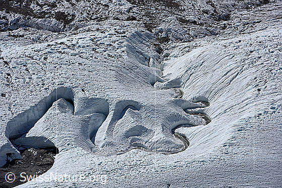 Foto: Kunstvoll geformter Schmelzwasserkanal auf der Oberfläche des Gornerglestchers.

