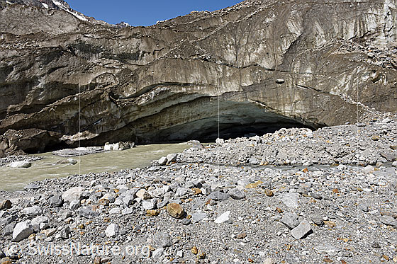 Foto: Unteraargletscher: Mittleres Gletschertor (Stand 7.2021). 
Höhe: ca. 5m.
Aus diesem Gletschertor fliesst viel Wasser.

