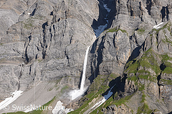 Foto: Eislawine nach Eisabbruch am Gletscher in der NE-Flanke des Doldenhorns. Das zerstückelte Eis stürzt einem Wasserfall ähnlich über eine Felswand.