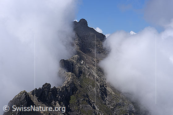 Foto: Wolkenstimmung am Felsgrat.
