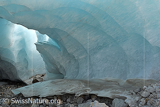 Foto: Eishöhle mit toll gefärbtem Gletschereis im Oberaargletscher. Wenige Wochen später war die Eishöhle Geschichte.