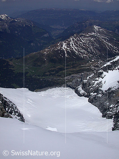 Foto: Tiefblick vom Jungfraujoch (Sphinx) über den Guggigletscher auf die Kleine Scheidegg.