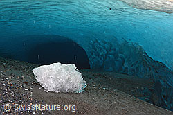 C119968: Eisstück in Gletscherhöhle