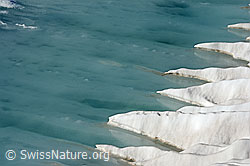 C137035: Hellblaues Wasser und Schnee