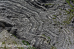 C147235: Felswand mit deformierter Schichtung