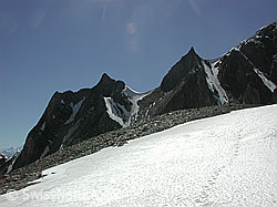 DSCN5331: Schneefeld mit Spur und Turbechepf