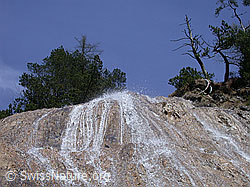 DSCN9489: Wasserfall über bräunliche Felsen in der Twingischlucht