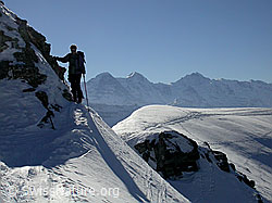 F001846: Skitourenfahrerin in ausgesetzter Stelle