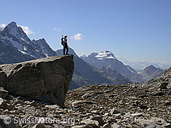 F007466: Alpinistin auf grossem Felsblock