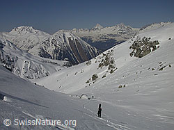 F009841: Walliser Winterlandschaft mit Schneesportlern im Aufstieg
