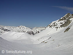 F010219: Mittelbergpass: Eingeschneiter Schwarzsee und Bättlihorn