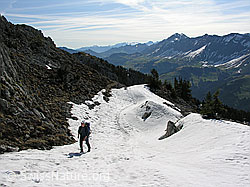 F022802: Hohgant: Alpinist auf Schneefeld und Brienzergrat