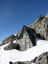F022813: Kleine Hütte am Grat zum Hohgant