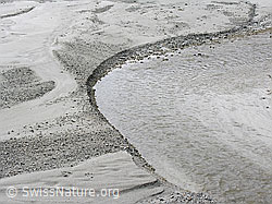 F030370: Wasserlauf mit natürlicher Kurve und Sandbänken