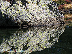 F030630: Grosser Felsblock mit Spiegelung im Wasser