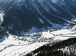 F033581: Tiefblick auf Reckingen
