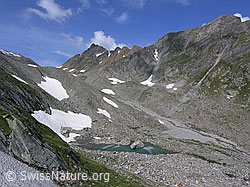 F037311: Erosion: Felsblock glitt in Bergsee